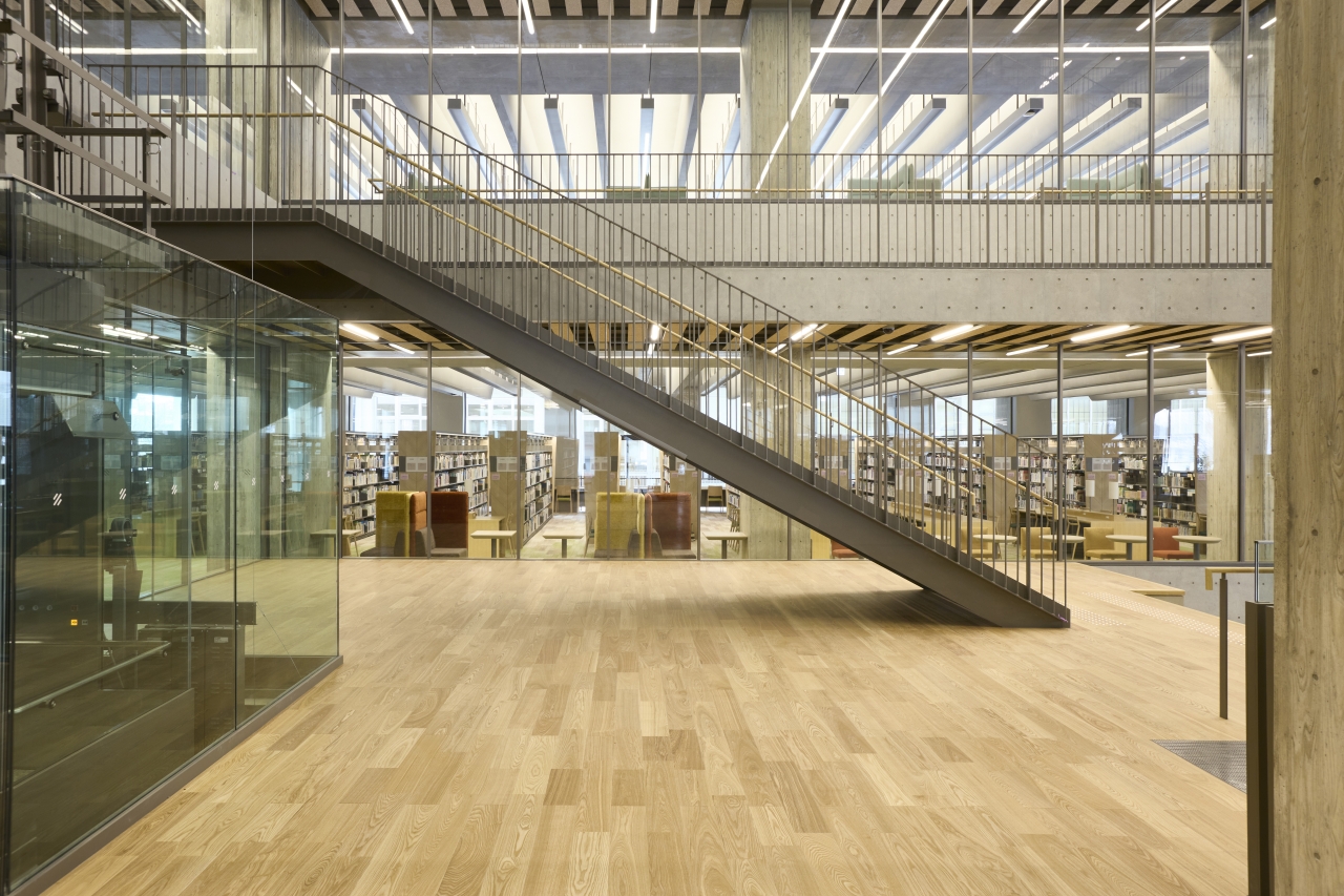 明治大学 生田キャンパス CENTER FOREST | 朝日ウッドテック 非住宅フローリング MESSAGE(メッセージ)